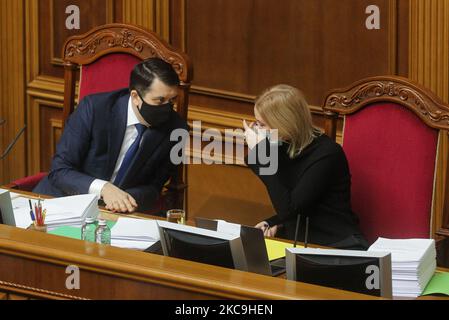 Der Parlamentspräsident Dmytro Razumkov (L) spricht mit der Vizepräsidentin Olena Kondratiuk während der Sitzung des ukrainischen Parlaments in Kiew, Ukraine, am 19. Februar 2021. (Foto von Sergii Chartschenko/NurPhoto) Stockfoto