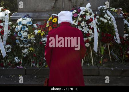 Die Bulgaren begehen den Jahrestag der Hängung des Nationalhelden Vasil Levski in Sofia, Bulgarien, am 19. Februar 2021. Die Menschen zollen dem Nationalhelden Tribut und legen Kränze und Blumen an das ihm gewidmete Denkmal in Sofia, Bulgarien. (Foto von Hristo Vlacev/NurPhoto) Stockfoto