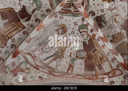 Jesus am Pilatus-Hof im Prätorium, ein 500 Jahre altes Fresko in der Fanefjord-Kirche, Dänemark, 10. Oktober 2022 Stockfoto