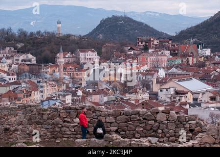 Das Paar läuft am 18. 2021. Januar über den Berg Nebet Tepe in Plovdiv, Bulgarien. Plovdiv ist die zweitgrößte Stadt Bulgariens und war 2012 die Kulturhauptstadt Europas. Es ist eine der ältesten Städte Europas, die es noch gibt. Bereits 4000 v. Chr. gab es Siedlungen. (Foto von Denislav Stoychev/NurPhoto) Stockfoto