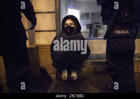 Aktivistin nach Verhaftung während des Schweigens von der Polizei umgeben ist kein Einwilligungsprotest, der vom Frauenstreik in Warschau am 19. Februar 2021 organisiert wurde. (Foto von Maciej Luczniewski/NurPhoto) Stockfoto