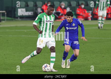 William Carvalho von Real Betis Balompie im Einsatz mit Carles Alena von Real Betis während des La Liga Santander-Spiels zwischen Real Betis und Getafe CF im Estadio Benito Vilamarin in Sevilla, Spanien. (Foto von Jose Luis Contreras/DAX Images/NurPhoto) Stockfoto