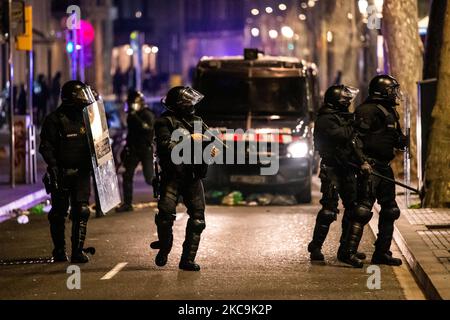 Während einer Demonstration gegen die Inhaftierung des Rappers Pablo Hasel am 19. Februar 2021 in Barcelona, Spanien, reagiert die Polizei mit Blitzschlag auf die Demonstranten. (Foto von Jerome Gilles/NurPhoto) Stockfoto