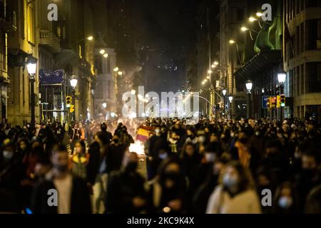 Tausende von Menschen haben sich am 19. Februar 2021 in Barcelona während einer Demonstration gegen die Inhaftierung des Rappers Pablo Hasel in Barcelona, Spanien, versammelt. (Foto von Jerome Gilles/NurPhoto) Stockfoto