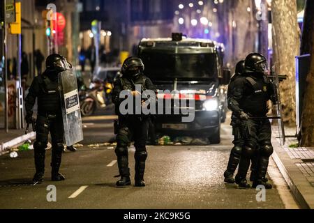 Während einer Demonstration gegen die Inhaftierung des Rappers Pablo Hasel am 19. Februar 2021 in Barcelona, Spanien, reagiert die Polizei mit Blitzschlag auf die Demonstranten. (Foto von Jerome Gilles/NurPhoto) Stockfoto