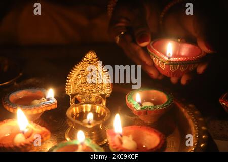 Hindu-Anhänger halten eine Diya (kleine Tonlampe) während des Festivals von Diwali in einem Hindu-Tempel in Toronto, Ontario, Kanada, am 14. November 2020. (Foto von Creative Touch Imaging Ltd./NurPhoto) Stockfoto