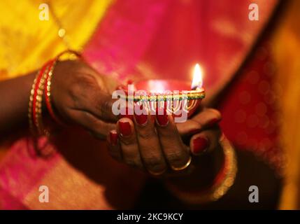 Hindu-Anhänger halten eine Diya (kleine Tonlampe) während des Festivals von Diwali in einem Hindu-Tempel in Toronto, Ontario, Kanada, am 14. November 2020. (Foto von Creative Touch Imaging Ltd./NurPhoto) Stockfoto