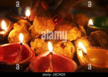 Ladoos (indische Süßigkeiten) von Diyas (kleine Tonlampen) während des Festivals von Diwali in einem Hindu-Tempel in Toronto, Ontario, Kanada. (Foto von Creative Touch Imaging Ltd./NurPhoto) Stockfoto