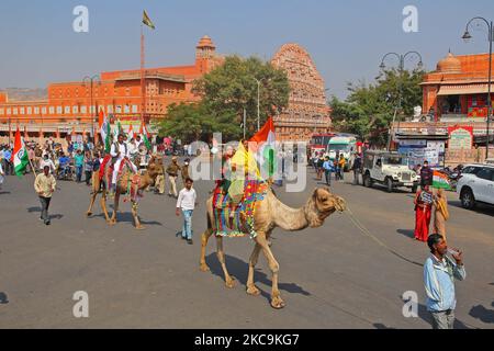 Kongressführer und -Arbeiter nehmen am Samstag, den 20. Februar 2021, in Walled City in Jaipur, Rajasthan, Indien, den „Paidal March“ als Teil ihrer Agitation gegen die Agri-Gesetze des Zentrums heraus. (Foto von Vishal Bhatnagar/NurPhoto) Stockfoto