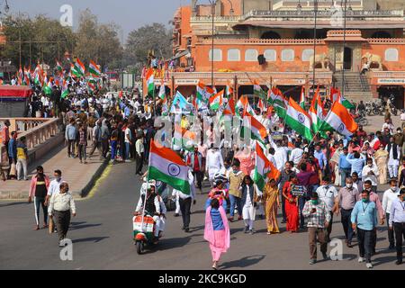Kongressführer und -Arbeiter nehmen als Teil ihrer Agitation gegen die Agri-Gesetze des Zentrums in Walled City in Jaipur, Rajasthan, Indien, am Samstag, den 20. Februar 2021, den „Paidal-Marsch“ heraus. (Foto von Vishal Bhatnagar/NurPhoto) Stockfoto