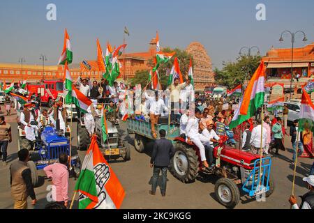 Kongressführer und -Arbeiter nehmen am Samstag, den 20. Februar 2021, in Walled City in Jaipur, Rajasthan, Indien, den „Paidal March“ als Teil ihrer Agitation gegen die Agri-Gesetze des Zentrums heraus. (Foto von Vishal Bhatnagar/NurPhoto) Stockfoto