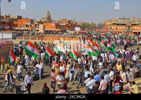 Kongressführer und -Arbeiter nehmen am Samstag, den 20. Februar 2021, in Walled City in Jaipur, Rajasthan, Indien, den „Paidal March“ als Teil ihrer Agitation gegen die Agri-Gesetze des Zentrums heraus. (Foto von Vishal Bhatnagar/NurPhoto) Stockfoto