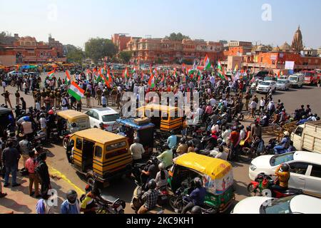 Kongressführer und -Arbeiter nehmen am Samstag, den 20. Februar 2021, in Walled City in Jaipur, Rajasthan, Indien, den „Paidal March“ als Teil ihrer Agitation gegen die Agri-Gesetze des Zentrums heraus. (Foto von Vishal Bhatnagar/NurPhoto) Stockfoto