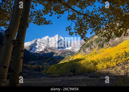 Herbstfärbung bei Maroon Bells in den Elchbergen, in der Nähe von Aspen Colorado. Stockfoto