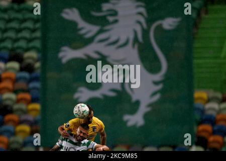 Bruno Tabata von Sporting CP (L) lebt mit Mauricio Antonio vom Portimonense SC während des Fußballspiels der Portugiesischen Liga zwischen Sporting CP und Portimonense SC am 20. Februar 2021 im Stadion Jose Alvalade in Lissabon, Portugal. (Foto von Pedro FiÃºza/NurPhoto) Stockfoto