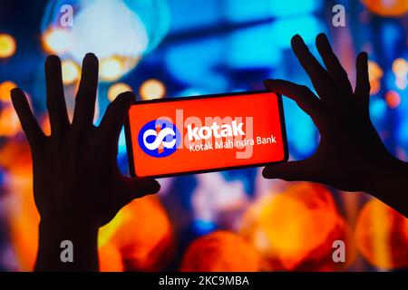 In dieser Fotobilder wird das Logo der Kotak Mahindra Bank Limited auf einem Smartphone-Bildschirm angezeigt. Stockfoto