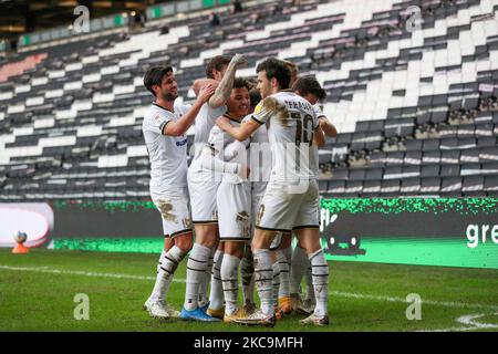 Charlie Brown feiert, nachdem er für Milton Keynes Dons die Führung übernehmen konnte und es 4 - 3 gegen Northampton Town während der Sky Bet League ein Spiel zwischen MK Dons und Northampton Town im Stadium MK, Milton Keynes am Samstag, den 20.. Februar 2021, gab. (Foto von John Cripps/MI News/NurPhoto) Stockfoto