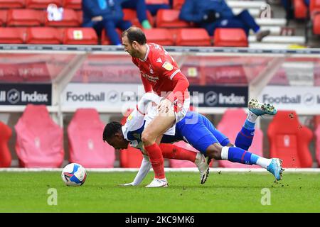 Glenn Murray (25) von Nottingham Forest kämpft am Samstag, den 20.. Februar 2021, mit Amari'i Bell von Blackburn Rovers während des Sky Bet Championship-Spiels zwischen Nottingham Forest und Blackburn Rovers am City Ground, Nottingham. (Foto von Jon Hobley/MI News/NurPhoto) Stockfoto