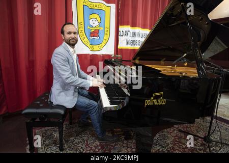 Der Pianist Juan Antonio Simarro bietet in der Kirche San Antón ein Solidaritätskonzert zugunsten der Obdachlosen in Madrid an. 21. Februar 2021 Spanien (Foto von Oscar Gonzalez/NurPhoto) Stockfoto