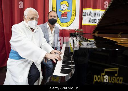 padre Angel und der Pianist Juan Antonio Simarro bieten in der Kirche San Antón ein Solidaritätskonzert zugunsten der Obdachlosen in Madrid an. 21. Februar 2021 Spanien (Foto von Oscar Gonzalez/NurPhoto) Stockfoto