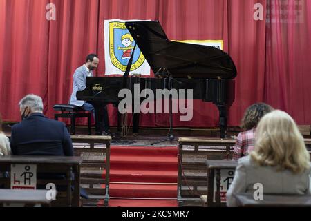 Der Pianist Juan Antonio Simarro bietet in der Kirche San Antón ein Solidaritätskonzert zugunsten der Obdachlosen in Madrid an. 21. Februar 2021 Spanien (Foto von Oscar Gonzalez/NurPhoto) Stockfoto