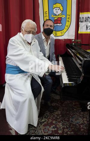 padre Angel und der Pianist Juan Antonio Simarro bieten in der Kirche San Antón ein Solidaritätskonzert zugunsten der Obdachlosen in Madrid an. 21. Februar 2021 Spanien (Foto von Oscar Gonzalez/NurPhoto) Stockfoto