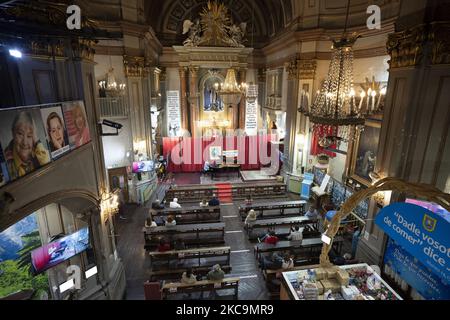 Der Pianist Juan Antonio Simarro bietet in der Kirche San Antón ein Solidaritätskonzert zugunsten der Obdachlosen in Madrid an. 21. Februar 2021 Spanien (Foto von Oscar Gonzalez/NurPhoto) Stockfoto