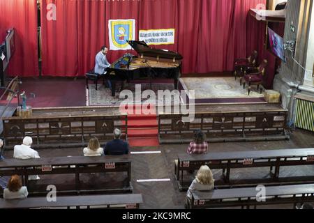 Der Pianist Juan Antonio Simarro bietet in der Kirche San Antón ein Solidaritätskonzert zugunsten der Obdachlosen in Madrid an. 21. Februar 2021 Spanien (Foto von Oscar Gonzalez/NurPhoto) Stockfoto