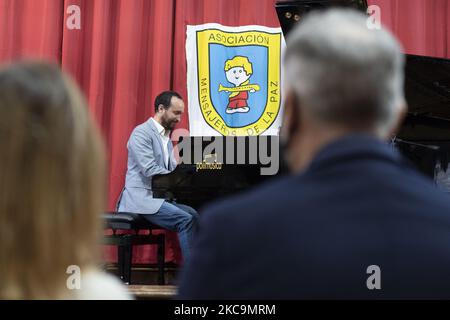 Der Pianist Juan Antonio Simarro bietet in der Kirche San Antón ein Solidaritätskonzert zugunsten der Obdachlosen in Madrid an. 21. Februar 2021 Spanien (Foto von Oscar Gonzalez/NurPhoto) Stockfoto