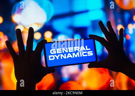 In dieser Abbildung wird das General Dynamics-Logo auf einem Smartphone-Bildschirm angezeigt. Stockfoto