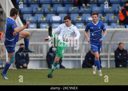 Jimmy Smith von Yeovil Town in Aktion mit den Rhys Oates von Hartlepool United während des Vanarama National League-Spiels zwischen Hartlepool United und Yeovil Town im Victoria Park, Hartlepool, am Samstag, 20.. Februar 2021. (Foto von Mark Fletcher/MI News/NurPhoto) Stockfoto