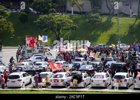 Aktivisten und Mitglieder sozialer Organisationen nehmen an einer Demonstration Teil, in der die Amtsenthebung des brasilianischen Präsidenten Jair Bolsonaro in Sao Paulo, Brasilien, am 20. Februar 2021 gefordert wird. (Foto von Cris FAGA/NurPhoto) Stockfoto