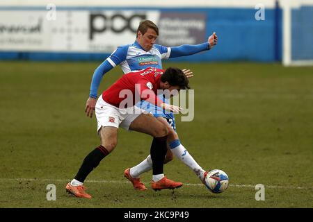 Barrows Tom Davis kämpft mit Morecambes Cole Stockton während des Sky Bet League 2-Spiels zwischen Barrow und Morecambe am Samstag, dem 20.. Februar 2021 in der Holker Street, Barrow-in-Furness. (Foto von Chris Donnelly/MI News/NurPhoto) Stockfoto