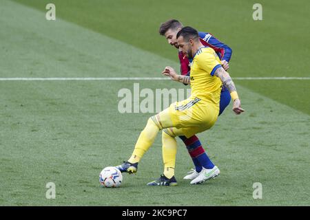 18 Alvaro Negredo von Cadiz CF verteidigt von 03 Gerard Pique vom FC Barcelona während des spanischen La Liga-Spiels zwischen FC Barcelona und Cadiz CF am 21. Februar 2021 in Barcelona, Spanien. (Foto von Xavier Bonilla/NurPhoto) Stockfoto