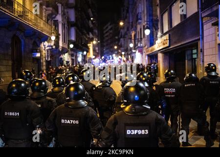 Protest für die fünfte Nacht in Barcelona, Spanien, am 21. Februar 2021 gegen die Inhaftierung von Pablo Hasel. ((Foto von Jerome Gilles/NurPhoto) Stockfoto