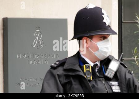 Ein Polizist bewacht das King Edward VII Hospital, wo der 99-jährige Prinz Philip, der Herzog von Edinburgh, am 21. Februar 2021 in London, England, weiterhin medizinische Versorgung erhält. Prinz Philip, Ehemann von Königin Elizabeth II., wurde am Dienstag ins Krankenhaus eingeliefert, nachdem er sich unwohl gefühlt hatte. (Foto von David Cliff/NurPhoto) Stockfoto