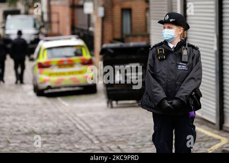 Ein Polizist bewacht das King Edward VII Hospital, wo der 99-jährige Prinz Philip, der Herzog von Edinburgh, am 21. Februar 2021 in London, England, weiterhin medizinische Versorgung erhält. Prinz Philip, Ehemann von Königin Elizabeth II., wurde am Dienstag ins Krankenhaus eingeliefert, nachdem er sich unwohl gefühlt hatte. (Foto von David Cliff/NurPhoto) Stockfoto