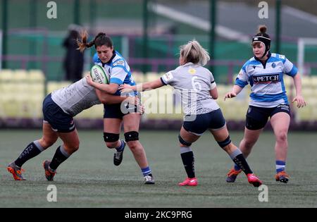 Maelle Picut von Darlington Mowden Park Sharks wird am Samstag, dem 20.. Februar 2021, während des ALLIANZ PREMIER 15S-Spiels der DAMEN zwischen DMP Durham Sharks und Sale Sharks im Maiden Castle, Durham City, angegangen. (Foto von Chris Booth/MI News/NurPhoto) Stockfoto