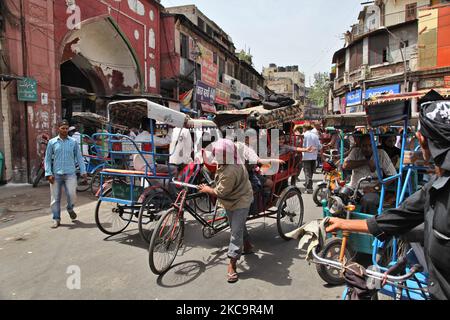 Schulkinder reisen in einer überflutete Rikscha entlang einer belebten Straße auf dem Chandni Chowk Market in Alt-Delhi, Indien. Chandni Chowk ist Asiens größter Großhandelsmarkt. Die Legende besagt, dass der Moghul-Kaiser Shah Jahan Chandni Chowk im 17.. Jahrhundert plante, damit seine Tochter alles kaufen konnte, was sie wollte. Chandni Chowk, also ein mondlichter Platz oder Markt, bleibt eine der belebtesten, chaotischsten und berühmtesten Gegenden der Stadt. (Foto von Creative Touch Imaging Ltd./NurPhoto) Stockfoto