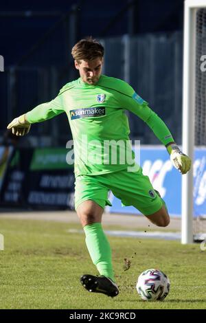 Torwart Morten Behrens von 1. Der FC Magdeburg übergibt den Ball während des 3. Liga-Spiel zwischen 1. FC Magdeburg und SC Verl bei MDCC-Arenar am 21. Februar 2021 in Magdeburg, Deutschland. (Foto von Peter Niedung/NurPhoto) Stockfoto