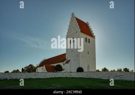 Fanefjord-Kirche, dekoriert mit Wandmalereien auf Kalkbasis des Meisters der Elmelunde aus der Zeit um 1500, Fanefjord-Kirche, Dänemark, 10. Oktober 2022 Stockfoto