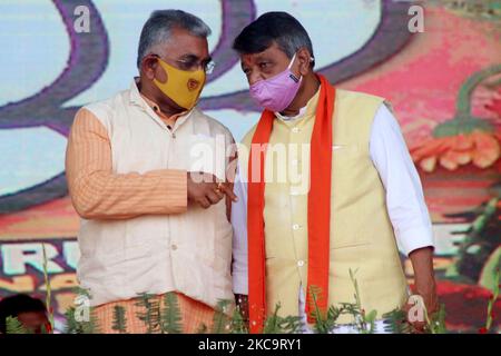 Der westbengalische Präsident der BJP, Dilip Ghosh (links), und Kailash Vijayvargiya, der nationale Generalsekretär der Bharatiya Janata Party (BJP), spielen bei der öffentlichen Versammlung in Chuchura Dunlop vor den bevorstehenden Wahlen zur westbengalischen Legislativversammlung am 22,2021. Februar im Bezirk Hooghly, Westbengalen, Indien, Boden. (Foto von Debajyoti Chakraborty/NurPhoto) Stockfoto