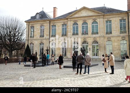 Die Menschen besuchen die Statuen von Rodin, die am 20. Februar 2021 inmitten der Pandemie Covid-19 im Garten des Rodin-Museums in Paris, Frankreich, ausgestellt wurden. (Foto von Daniel Pier/NurPhoto) Stockfoto