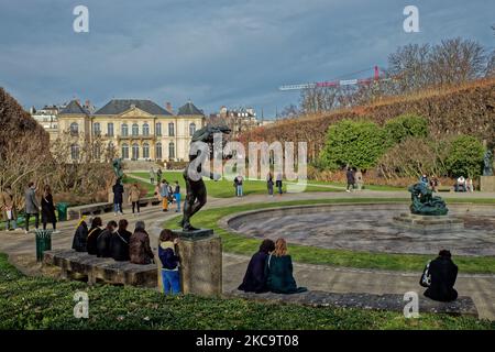 Die Menschen besuchen die Statuen von Rodin, die am 20. Februar 2021 inmitten der Pandemie Covid-19 im Garten des Rodin-Museums in Paris, Frankreich, ausgestellt wurden. (Foto von Daniel Pier/NurPhoto) Stockfoto