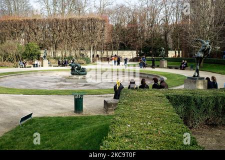 Die Menschen besuchen die Statuen von Rodin, die am 20. Februar 2021 inmitten der Pandemie Covid-19 im Garten des Rodin-Museums in Paris, Frankreich, ausgestellt wurden. (Foto von Daniel Pier/NurPhoto) Stockfoto