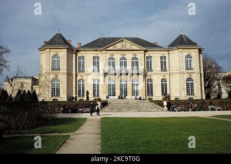 Die Menschen besuchen die Statuen von Rodin, die am 20. Februar 2021 inmitten der Pandemie Covid-19 im Garten des Rodin-Museums in Paris, Frankreich, ausgestellt wurden. (Foto von Daniel Pier/NurPhoto) Stockfoto