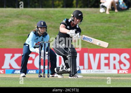 New Zealandâ €™s Brooke Halliday Fledermäuse während der ersten One Day International Cricket-Spiel zwischen Neuseeland Frauen und England Frauen in Hagley Oval in Christchurch, Neuseeland, am 23. Februar 2021. (Foto von Sanka Vidanagama/NurPhoto) Stockfoto