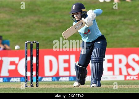 Englandâ €™s Tammy Beaumont Fledermäuse während der ersten One Day International Cricket-Spiel zwischen Neuseeland Frauen und England Frauen in Hagley Oval in Christchurch, Neuseeland, am 23. Februar 2021. (Foto von Sanka Vidanagama/NurPhoto) Stockfoto