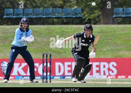 Die neuseeländische Sophie Devine (R) Fledermäuse beim ersten One Day International Cricket-Spiel zwischen den neuseeländischen Frauen und den Engländerinnen am 23. Februar 2021 in Hagley Oval in Christchurch, Neuseeland. (Foto von Sanka Vidanagama/NurPhoto) Stockfoto