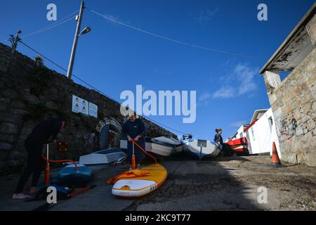 Zwei Männer bereiten sich auf das Paddeln im Coliemore Harbour in Dalkey, einem Vorort von Dublin, während der Covid-19-Sperre auf Level 5 vor. Am Montag, den 22. Februar 2021, Irland. (Foto von Artur Widak/NurPhoto) Stockfoto